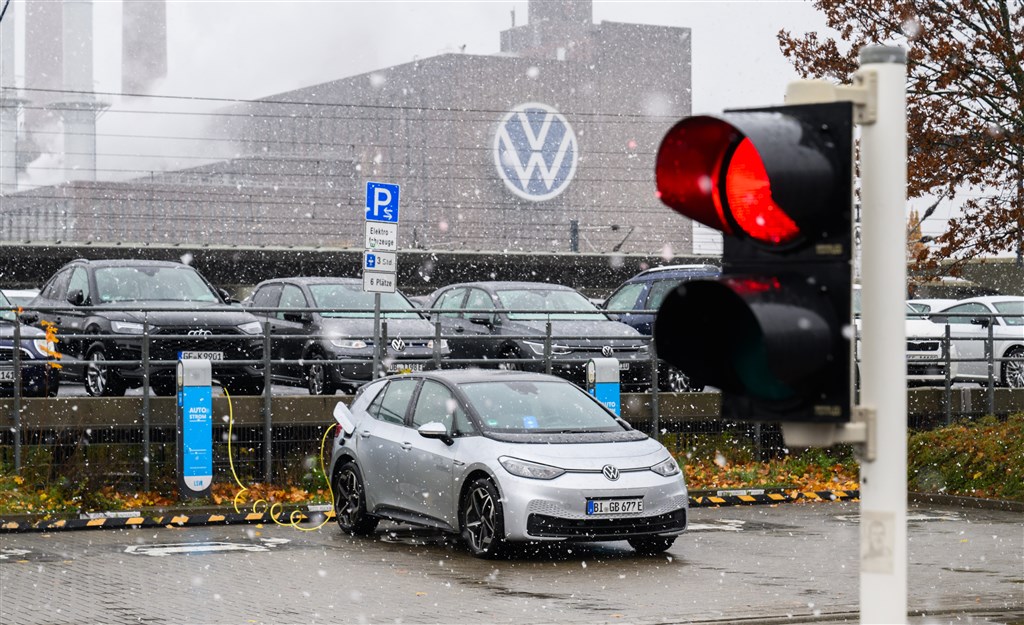 Personeel Volkswagen eist dat de top bonussen inlevert én dreigt met acties
rtl.nl/nieuws/economi…