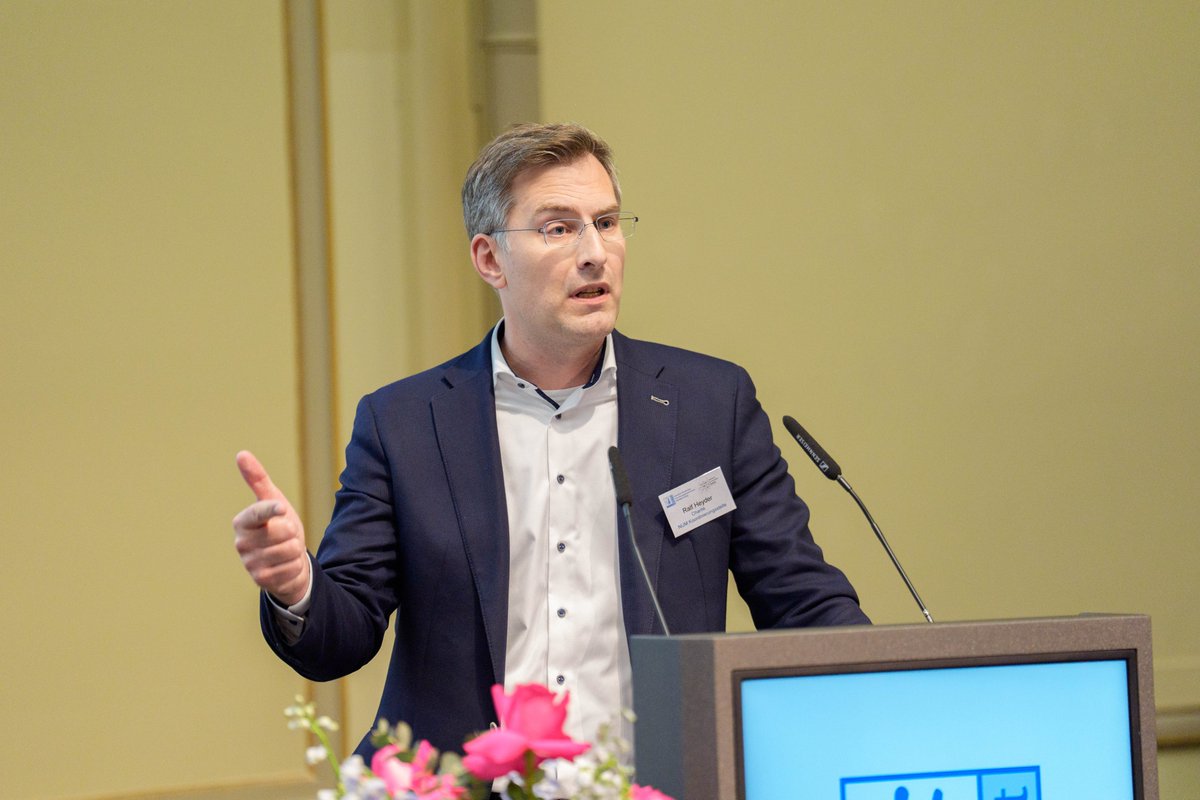 Zweiter Tag beim Symposium von #DESAM #ForNet: In den Grußworten betonen Prof. Veronika von Messling <a href="/BMBF_Bund/">By Ethical Hacker</a>, Prof. <a href="/Ferd_Gerlach/">Ferdinand Gerlach</a>, Prof. Martin Scherer <a href="/degampraesident/">Martin Scherer</a> und Ralf Heyder <a href="/num_forschung/">Netzwerk Universitätsmedizin (NUM)</a> die hohe Relevanz von weiterer Forschung im hausärztlichen Setting. Agreed!