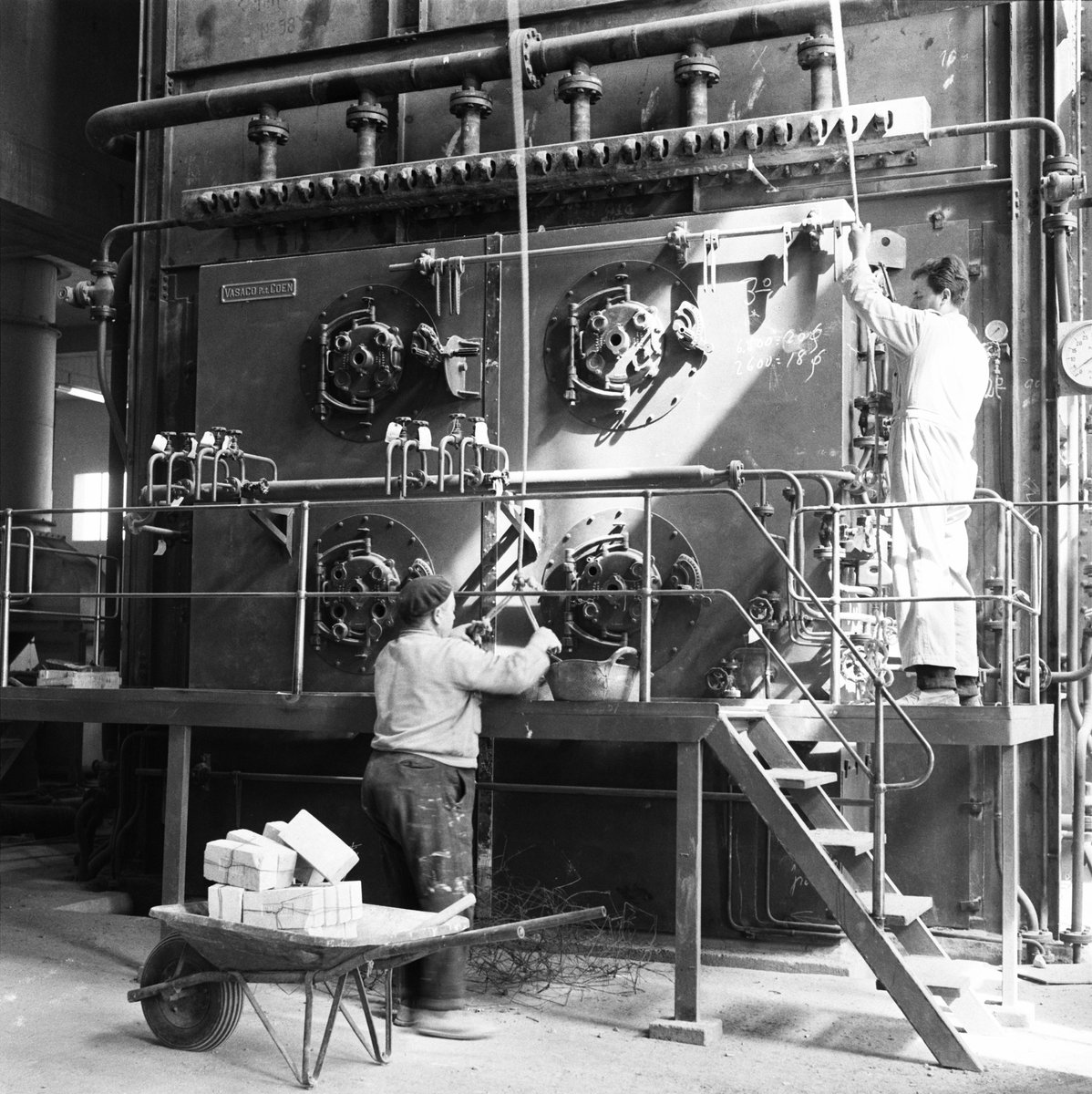 Endesa's tweet photo. ¿Te has preguntado cómo fueron los inicios de la electricidad en España? ⚡️ ¡Aquí te lo mostramos!

Nos vamos 120 años atrás para encontrar imágenes tan increíbles que parecen sacadas de una película. 📸

#80Fotos https://t.co/73wZIAE5L2