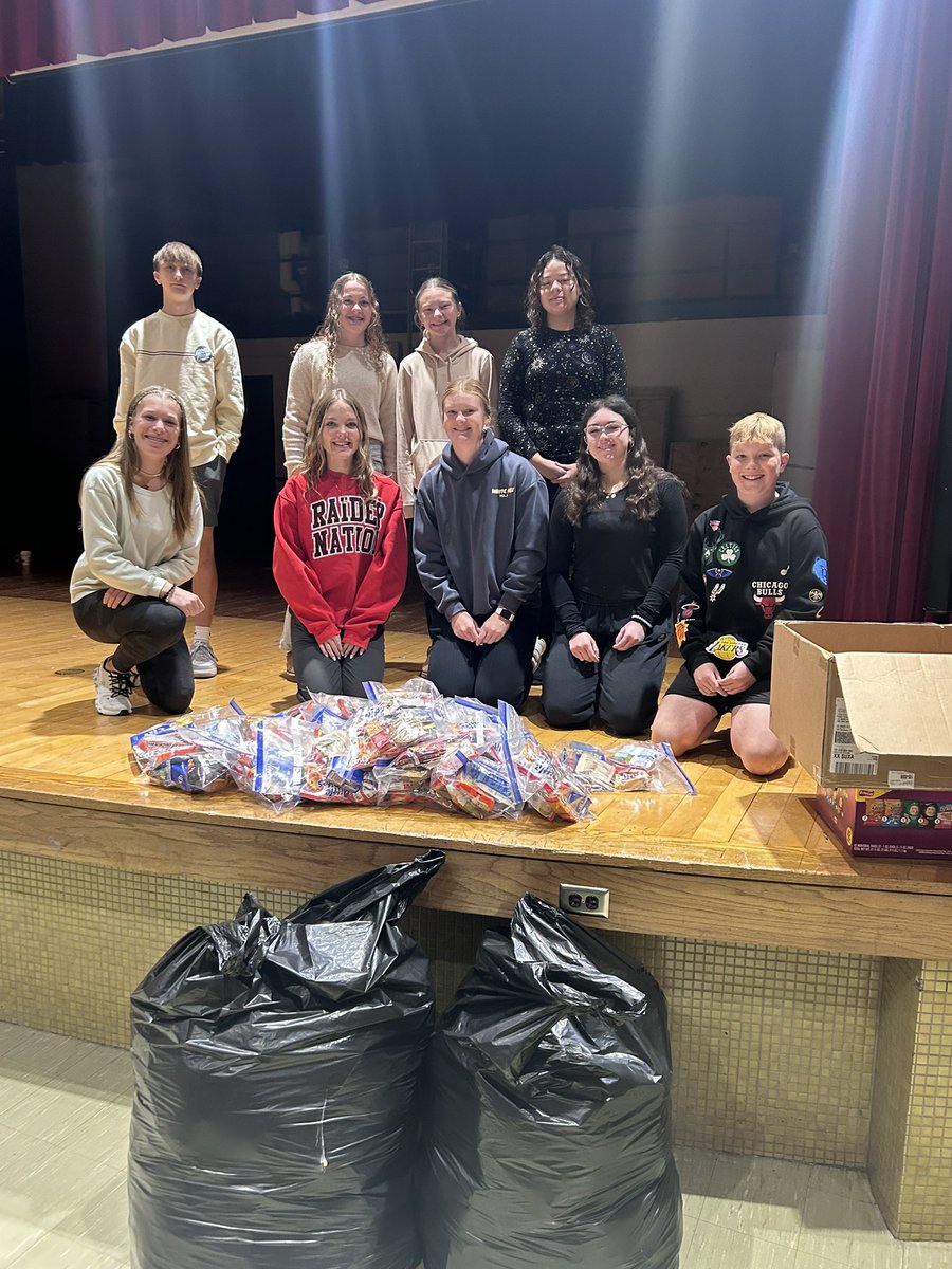 Lead_Dog_LCHS's tweet photo. LeadDog packed 100 bags for HS/MS students this morning! Huge thanks to those that were there early to pack! All goods were purchased through donations made to our amazing group.
#LeadDog #StudentLead #PromotePositive https://t.co/pcp1MGvzLA