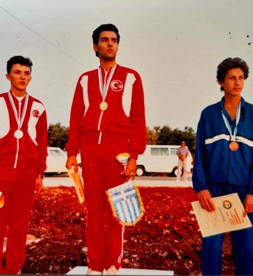 Şevval İlayda Tarhan- Yusuf Dikeç ikilisinin Paris 2024’te kazandığı madalya ile ülkemizde popülarite kazanan atıcılıkta Galatasaray Lisesi’nin yetiştirdiği en önemli isimlerden Tarkan Okçuoğlu (Okul No: 470),1988’de Girit’te düzenlenen Balkan Şampiyonası’nda kürsünün  tepesinde.