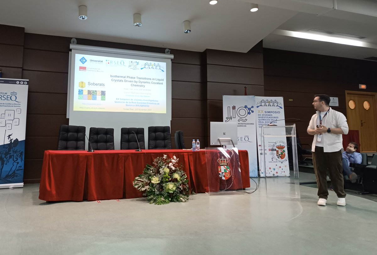 Jóvenes Investigadores Químicos (JIQ-RSEQ) (@jovenesquimicos) on Twitter photo Daniel Martinez from the <a href="/UIBuniversitat/">Universitat de les Illes Balears - UIB</a> is talking now about Isothermal phase transitions in liquid crystals driven by dynamic covalent chemistry. Daniel Martinez from the <a href="/UIBuniversitat/">Universitat de les Illes Balears - UIB</a> is talking now about Isothermal phase transitions in liquid crystals driven by dynamic covalent chemistry.