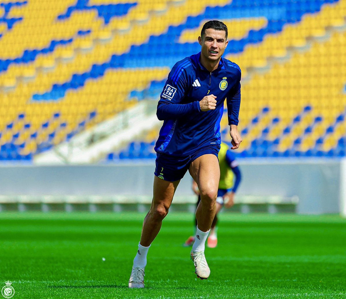 Cristiano's tweet image. Back to work 🟡🔵