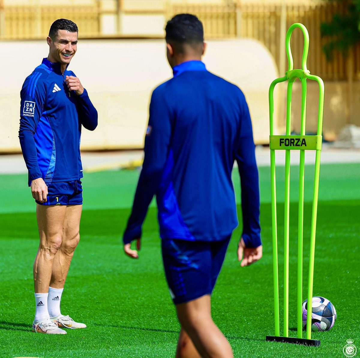 Cristiano's tweet image. Back to work 🟡🔵