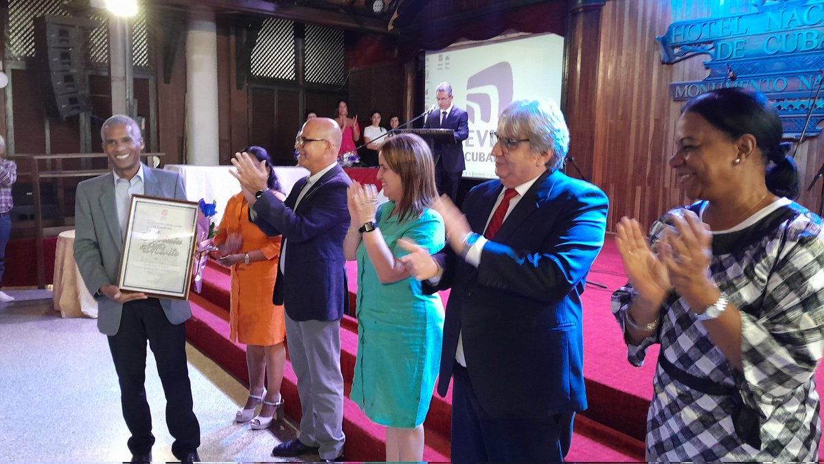 No son las OCHO de la noche, pero el presentador del NTV Estelar, REY GÓMEZ, es noticia y recibe la condición de ARTISTA DE MÉRITO de la Televisión Cubana. 
.
.
#Cuba