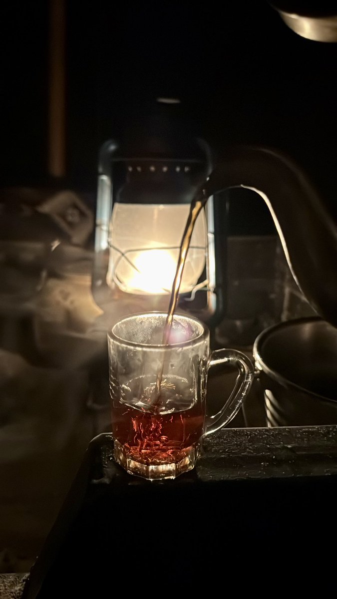 بدا " ليل الشتا " يرسل مناديبه على الملهوف
هلا بـ أقسى مسايير . . السنة و أغلا مساييري
ٰ
أنا أدري ماوراك الا المتاعب والسهر والخوف
وحنينٍ يشعل أكوام الحطب في وسط تفكيري

        - مسسساء الخيرر 🤍.