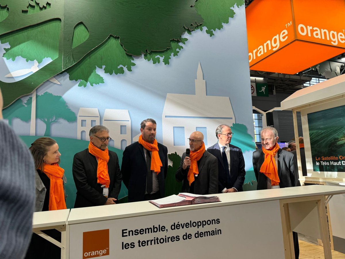 fier d'être <a href="/OrangeBFC/">Orange Bourgogne Franche-Comté</a> et de signer une convention de partenariat avec la communauté des communes du Pays Chatillonnais  le député Hubert Brigand, le Président Jérémie Brigand, de <a href="/cyrilluneau/">🟧 Cyril Luneau</a> et <a href="/cyprienmateos/">Cyprien Mateos</a> au <a href="/salondesmaires/">Salon des Maires et des Collectivités</a>