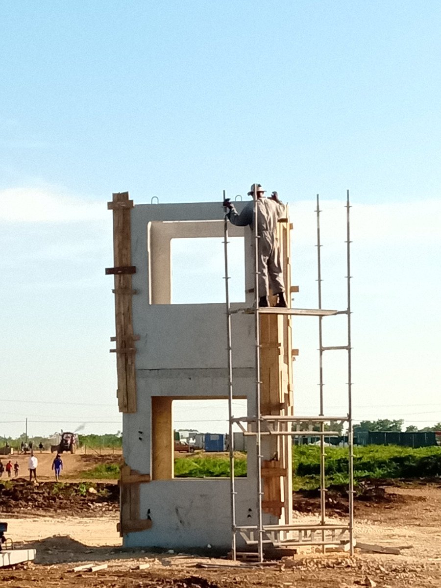 🤳 En la tarde se colocó el primer panel solar del Parque Solar Fotovoltaico Jovellanos II, se continúa avanzando en el resto de los objetos de obra.
#MatancerosEnVictoria
#MatanzasPorCuba
#Matanzas