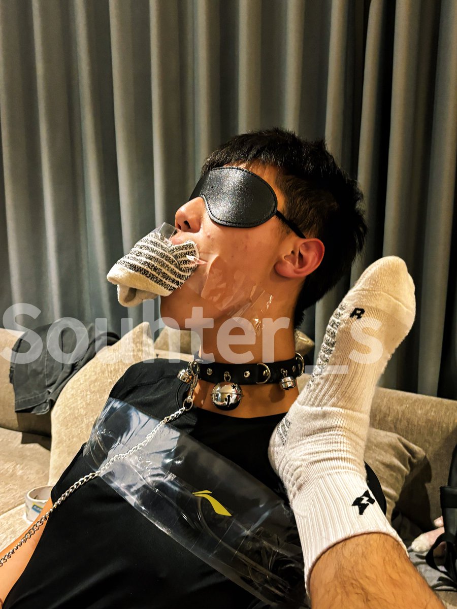 190的直男学弟刚他妈下课打完球就来找你爹，进门就迫不及待的抱着老子的大臭脚吸起来，满脑子都是你爹的臭脚，真他妈贱