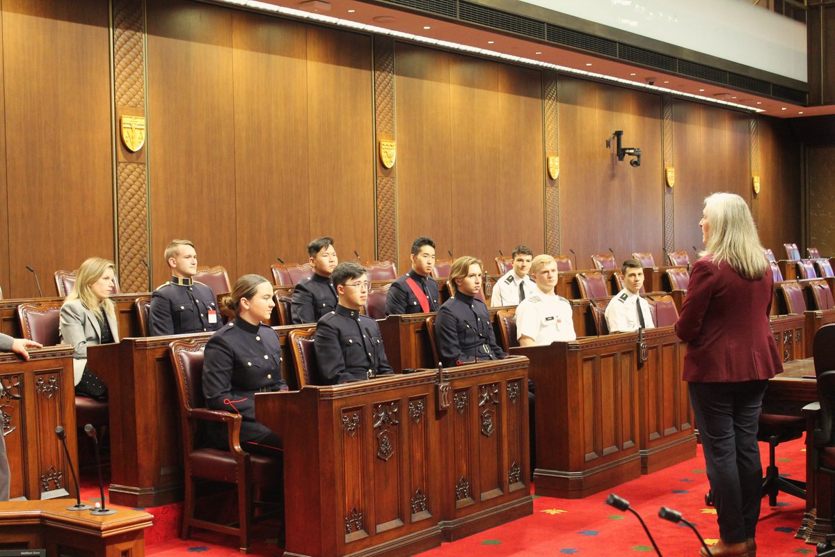 I was pleased to welcome Officer Cadets from the Political Science program @RMCCanadaCMR to the Senate Chambers. It’s inspiring to meet these future military leaders from 3 countries. 
Fun fact: my Parl. Affairs Advisor Shawn is a proud 1993 Military College grad #TruthDutyValour