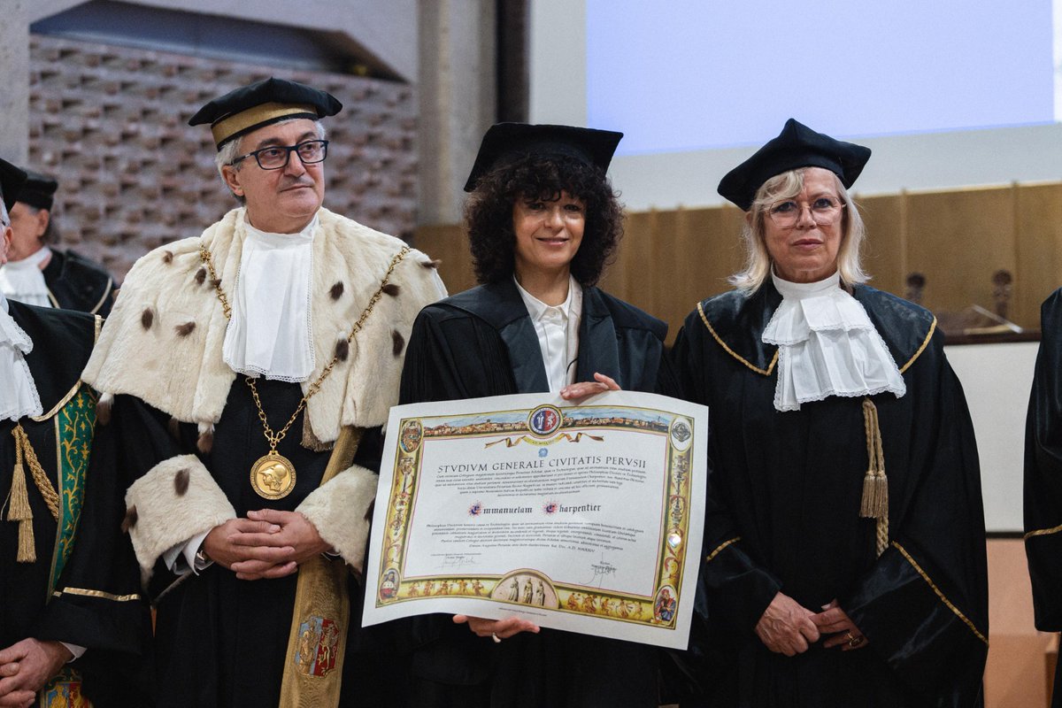 UniperugiaNews's tweet photo. Oggi #UniPg ha conferito il titolo alla scienziata che ha scoperto la rivoluzionaria tecnologia 𝗖𝗥𝗜𝗦𝗣𝗥-𝗖𝗮𝘀𝟵, Premio Nobel per la Chimica 2020. 🔬 “𝗦𝗶𝗮𝘁𝗲 𝗶𝗻𝗻𝗼𝘃𝗮𝘁𝗶𝘃𝗶 𝗲 𝗰𝗼𝗿𝗮𝗴𝗴𝗶𝗼𝘀𝗶” il suo messaggio agli studenti. https://t.co/8ixQkoP08A #CRISPR https://t.co/AGEXR57wr4