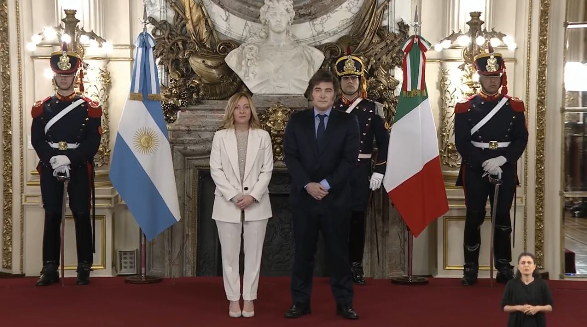 Yo no quiero decir nada peeeero milei siempre usa zapatillas en todos los eventos, reuniones y cosas que existen
Hasta con los presidentes
Y hoy clavo los mocasines de apareamiento jsjs