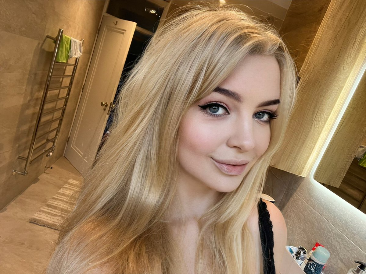 earthside_ang3l's tweet photo. If you came home to my smile every day would you be happy? 🥰 be honest https://t.co/1rSE3gWnO3