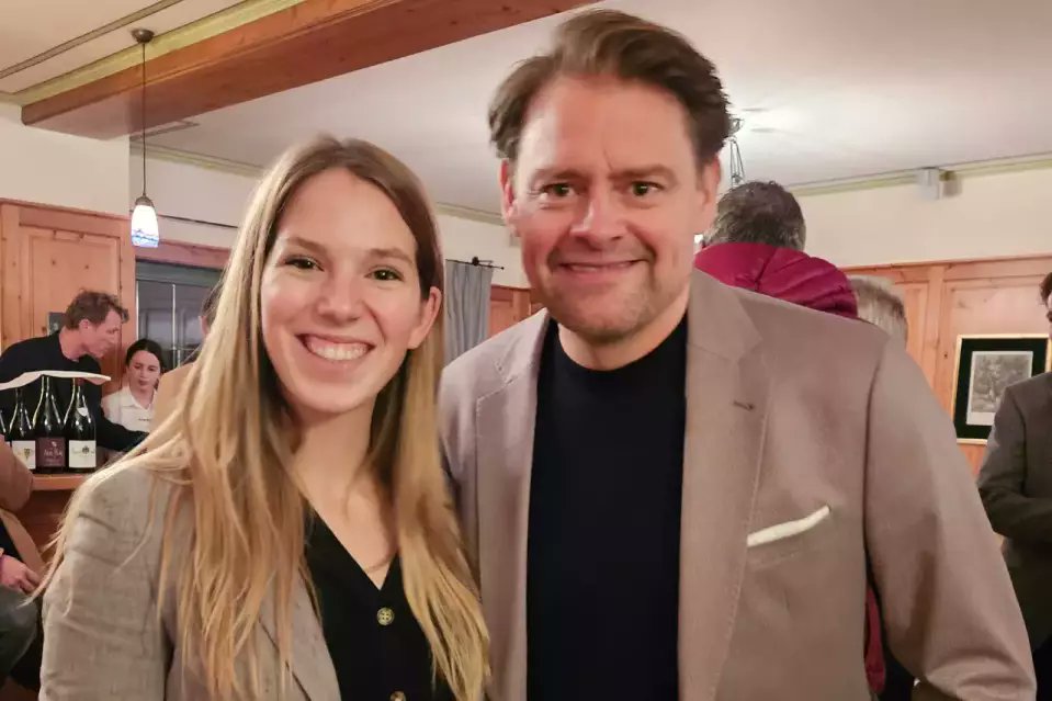 Generation Riesling (@gen_riesling) on Twitter photo Dt. Weinpeinzessin Julia Lambrich, Comedian Max Giermann und viele weitere Promis engagieren sich für heimische Gewächse🥂😊deutscheweinkoenigin.de/news-medien/me… <a href="/MaxGiermannNews/">Max Giermann</a> <a href="/burda_news/">Hubert Burda Media</a> <a href="/deutscheweine/">Frank R Schulz</a> powered by <a href="/weininstitut/">Deutsches Weininstitut / The German Wine Institute</a> Dt. Weinpeinzessin Julia Lambrich, Comedian Max Giermann und viele weitere Promis engagieren sich für heimische Gewächse🥂😊deutscheweinkoenigin.de/news-medien/me… <a href="/MaxGiermannNews/">Max Giermann</a> <a href="/burda_news/">Hubert Burda Media</a> <a href="/deutscheweine/">Frank R Schulz</a> powered by <a href="/weininstitut/">Deutsches Weininstitut / The German Wine Institute</a>