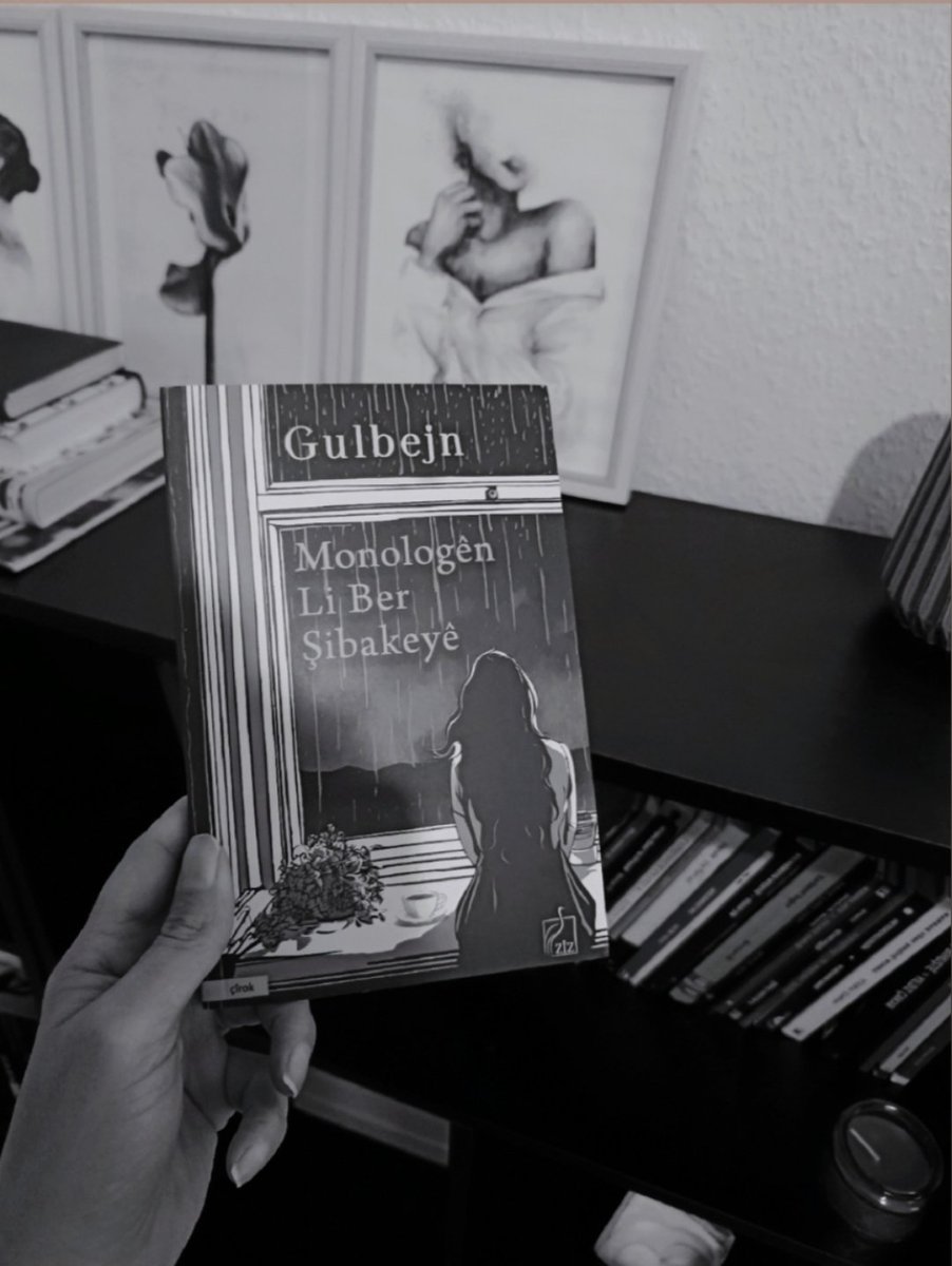 Rengê demê yan jî rengê hestan heye gelo? Belkî jî heye. Wek niha ku rengê roj û hestên wê boz be. Bozek bi keder û hizin, veqetineke bozikî...

#MonologênLiBerŞibakeyê 
<a href="/wesanenziz/">Weşanên ZÎZ</a>