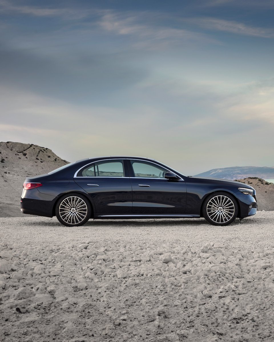 MBPolska's tweet image. Od ponad 75 lat, Mercedes-Benz Klasa E wyznacza standardy w zakresie designu oraz komfortu. Z każdą nową generacją Klasa E ewoluuje, opierając się na swojej legendarnej tradycji i jednocześnie patrząc w przyszłość.

#MercedesBenz #EClass