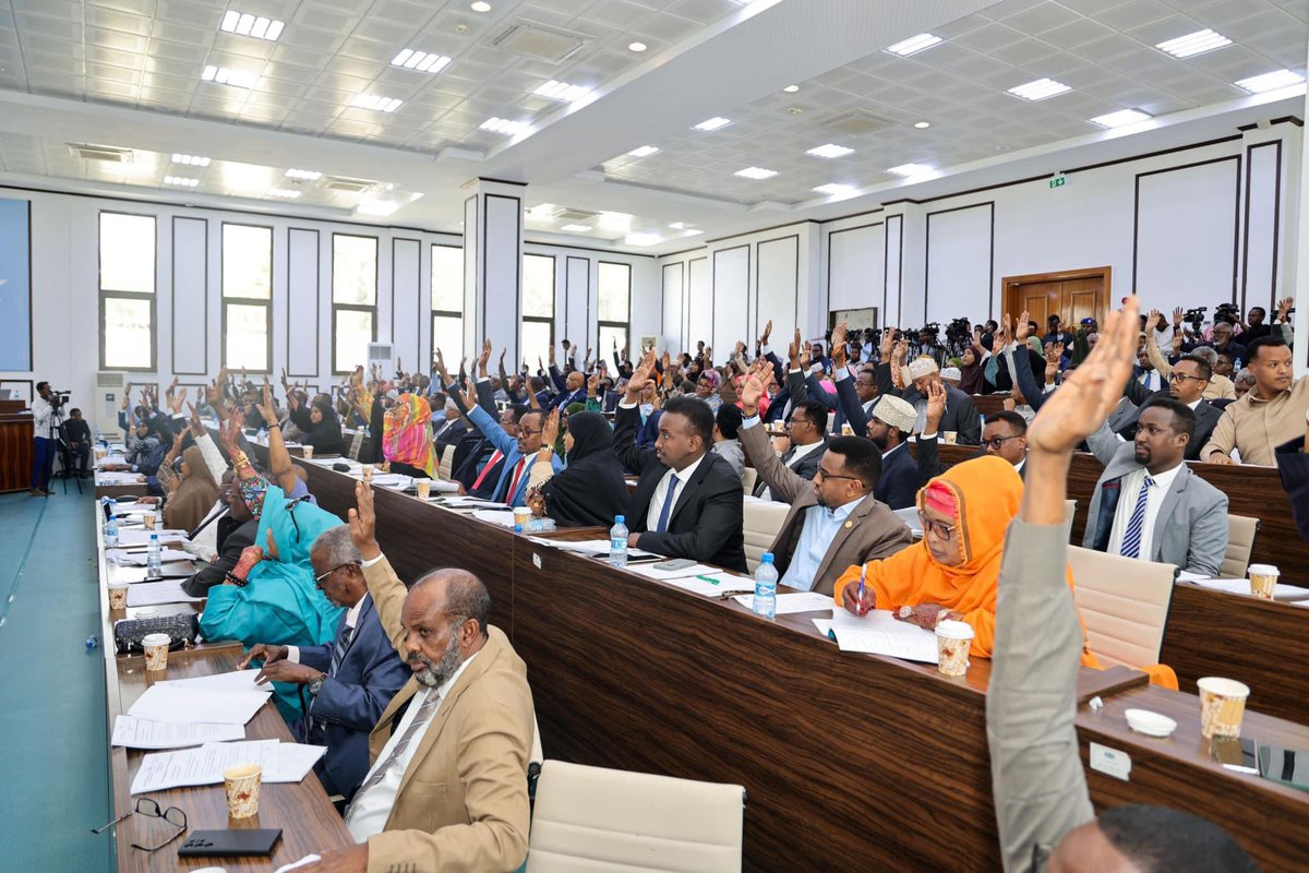 AbdirizakOm's tweet image. The joint session of both houses of the federal parliament approved political parties law. Another milestone that brings direct election closer to realization.Holding indirect election by FMS is a pipe dream that won’t manifest into reality &will constitute a violation of the law