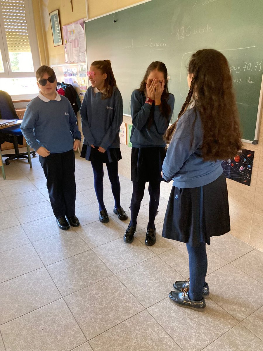 En el taller de emociones nos hemos puesto gafas negras para verbalizar las cosas malas que nos decimos y las rosas para animarnos y hacernos críticas constructivas.
Así identificamos ambas situaciones.
#auténticos #FamiliaConsolación #ConsolaciónEduca #emociones