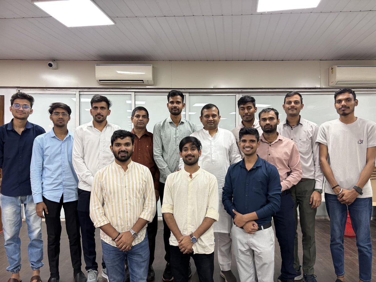 चुनावी रंग, युवाओं की उमंग!!!
भारतीय जनता पार्टी, महाराष्ट्र के मुंबई स्थित प्रदेश कार्यालय में चुनावी माहौल के बीच ऊर्जा से भरे युवाओं से भेंट कर आनंद की अनुभूति हुई। चुनावी संवाद के इस जीवंत क्षण ने लोकतंत्र के प्रति युवाओं की गहन जिज्ञासा को अभिव्यक्त किया। 
इन पलों में युवा