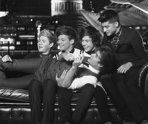 Joysp23's tweet photo. En otra vida la #1DReunion si sucedía y no era un velório en donde los 4 están despidiendo a un hermano #LiamPayneForever #liampaynefuneral 😔 https://t.co/8CNYSgVWU7