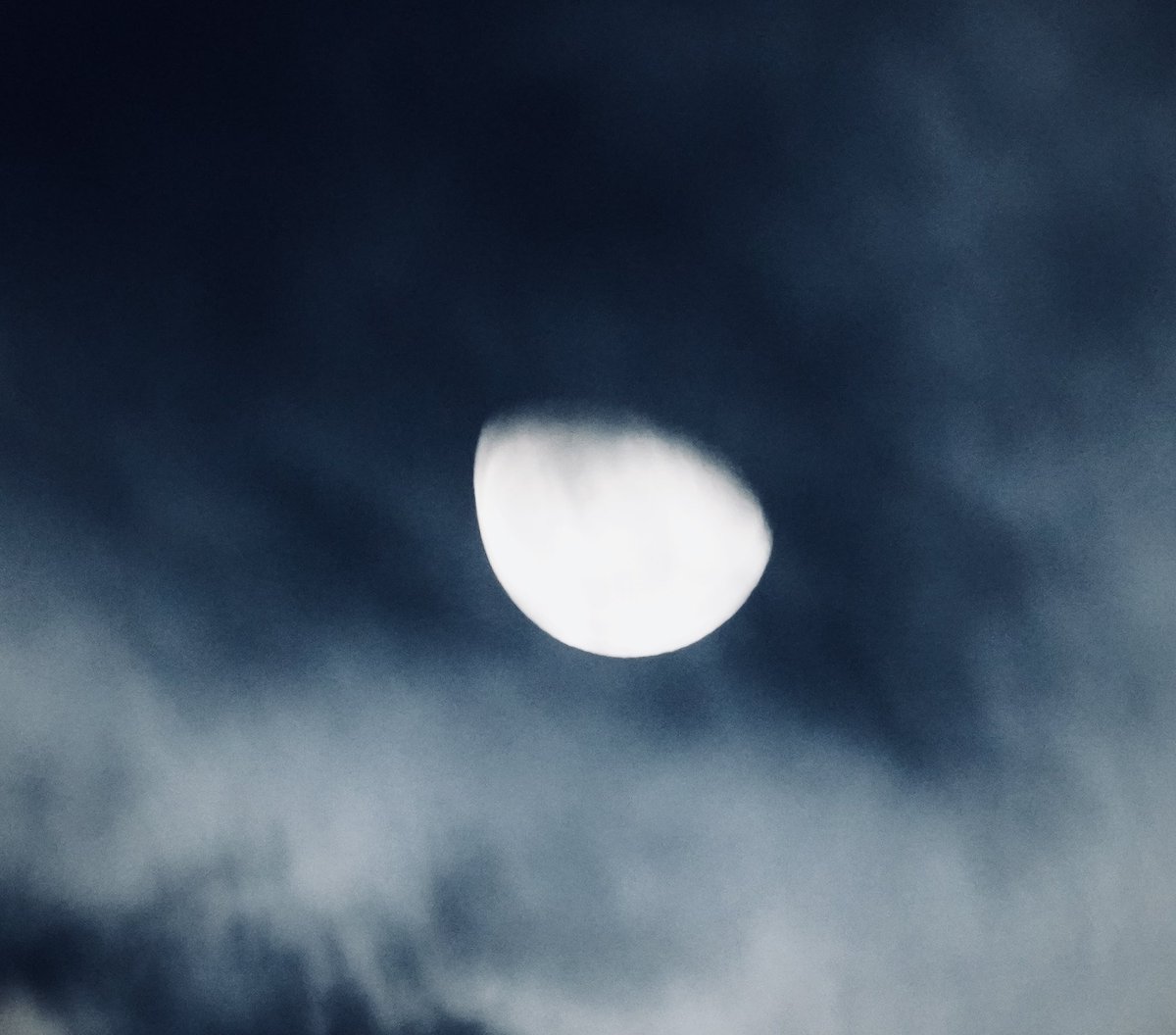 [雲隠れする月]
#ファインダー越しの私の世界ᅠ 
#月の満ち欠けツアー