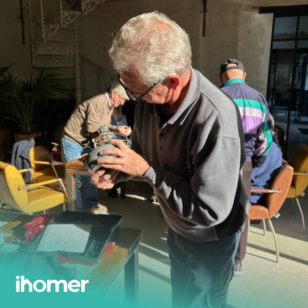 🛠️ 𝐎𝐧𝐬 𝐜𝐥𝐮𝐛𝐡𝐮𝐢𝐬 𝐰𝐨𝐫𝐝𝐭 𝐭𝐢𝐣𝐝𝐞𝐥𝐢𝐣𝐤 𝐞𝐞𝐧 𝐑𝐞𝐩𝐚𝐢𝐫 𝐂𝐚𝐟é! Minder weggooien, meer repareren: goed voor de planeet én je portemonnee. Heb je iets dat een tweede leven verdient? Of ben je gewoon nieuwsgierig? Kom langs op 21 december!