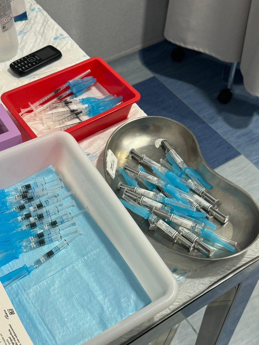 Continuamos nuestra campaña de vacunación hasta diciembre ✅ Gripe y Cov*D para mayores de 60 ‼️

☎️ Pide tu cita en el 968 510 500 ✨