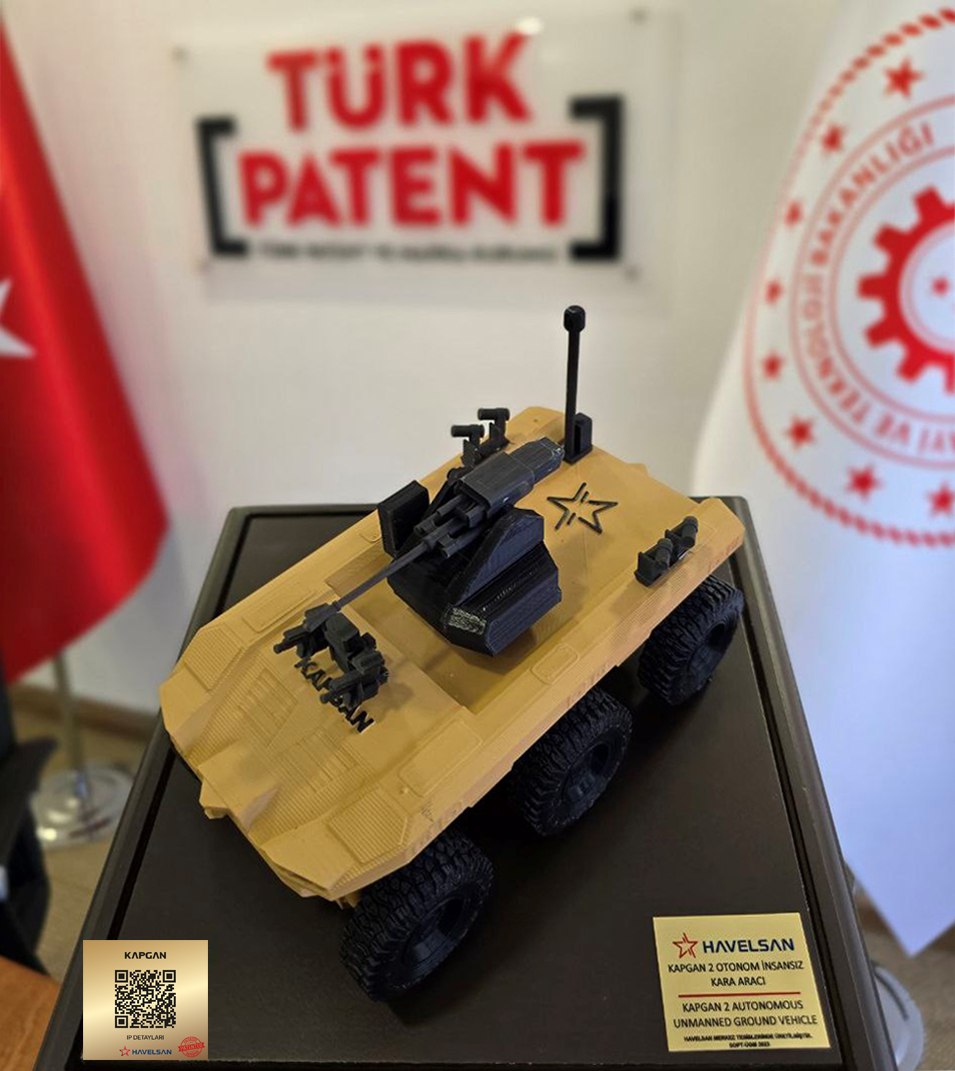 mzekidurak's tweet photo. HAVELSAN Fikri Mülkiyet ve Ar-Ge Ekibi ile Kurumumuzda bir araya geldik.
Türk savunma sanayimizin önemli ürünlerinden İnsansız Kara Aracı #KAPGAN ve İnsansız Deniz Aracı #SANCAR 'ın maketlerini takdim ettiler.
Maketlerde yer alan karekodlarla araçlara ait tescilli sınai mülkiyet bilgilerini görüntüleyebiliyorsunuz. 📱🔍
Ürünlerimizin korunması ve uluslararası alandaki rekabet gücümüzün artması açısından sınai mülkiyet tescilleri kritik bir önemi taşıyor.
Savunma sanayiimizdeki yerli ve milli başarıların artarak devam etmesini temenni ediyorum. 🇹🇷
Teşekkürler @havelsan
#MilliTeknolojiHamlesi 🚀