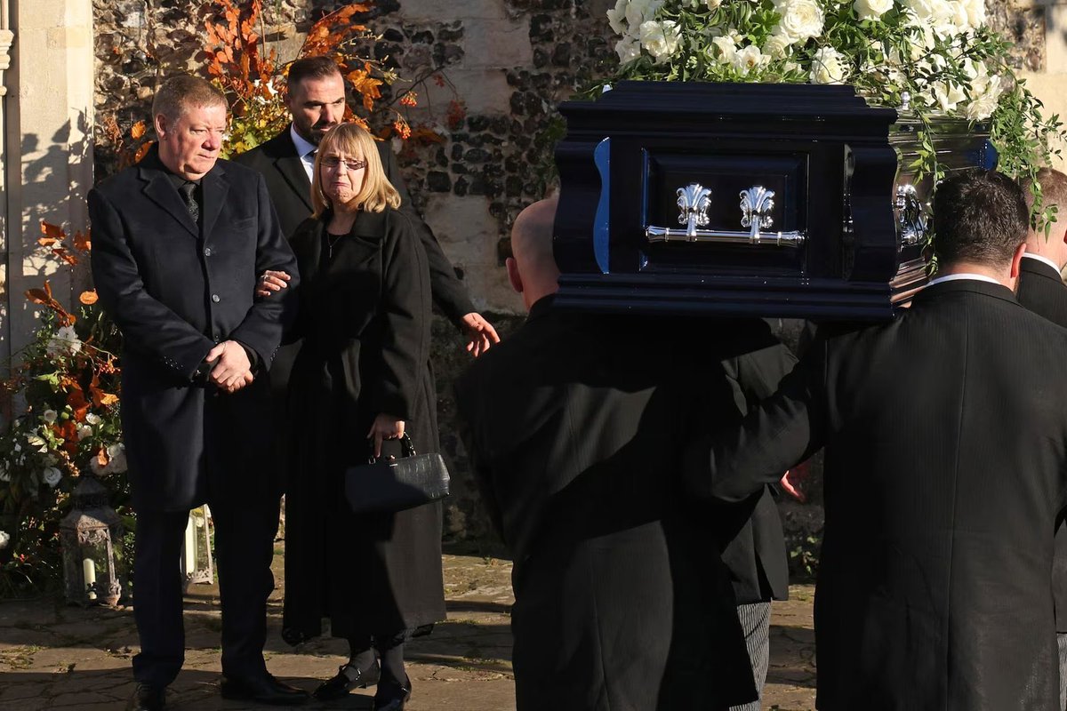 Los padres de Liam Payne, mientras llega el ataúd de su hijo para el funeral, después de 35 días de haberse muerto justo acá… Pobres padres… 😢