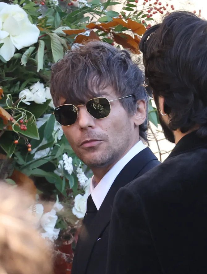 DebanhiAbril's tweet photo. Lo último que me enseñó One Direction fue que no tengo que alejarme para siempre de alguien pensando que algún día nos reencontraremos porque a veces puede ser demasiado tarde

Yo lo estoy viviendo,Zayn Malik en el funeral de Liam volviéndose a ver con los demás lo está viviendo https://t.co/Zowfyf1qYh