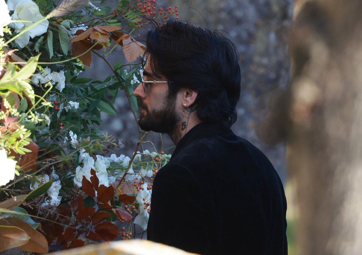 DebanhiAbril's tweet photo. Lo último que me enseñó One Direction fue que no tengo que alejarme para siempre de alguien pensando que algún día nos reencontraremos porque a veces puede ser demasiado tarde

Yo lo estoy viviendo,Zayn Malik en el funeral de Liam volviéndose a ver con los demás lo está viviendo https://t.co/Zowfyf1qYh