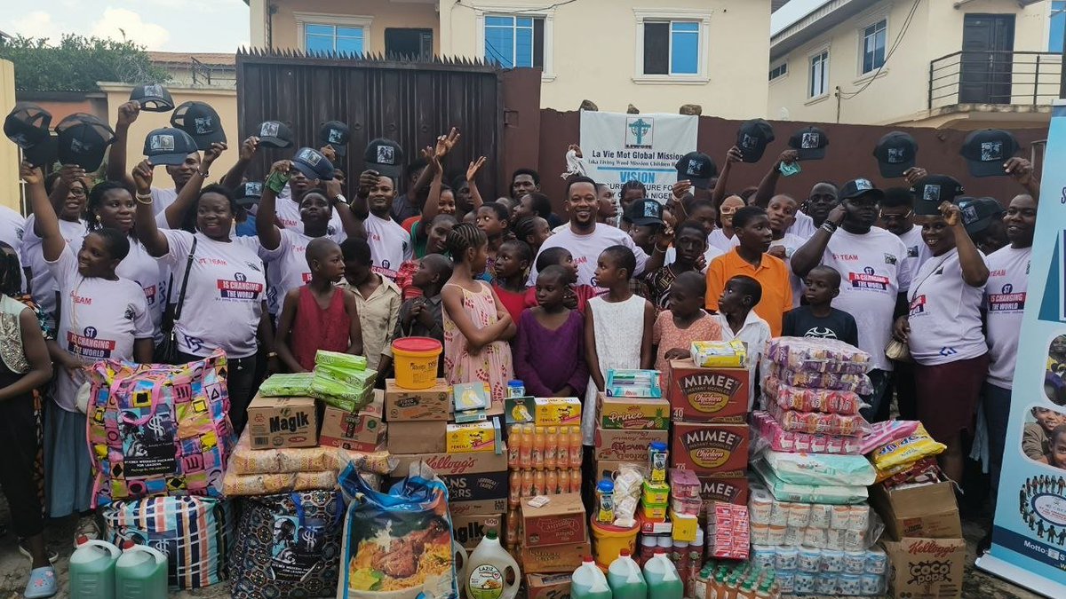 ST_CoLtd's tweet photo. The ST team sticks to its original aspirations, supports public welfare, and gives back to society. Let's work together to create a better future! Social progress cannot be achieved without joint efforts, and we will contribute to a harmonious society. https://t.co/kPf6EYc50S