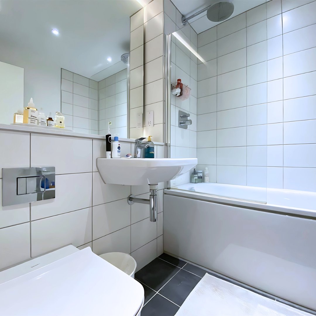 Experience modern city living with this stylish 1-bedroom apartment in Salford! 

💸 Asking Price: £220,000

🔗ow.ly/kqbQ50UaVCG

#CityLifestyle  #ApartmentForSale

.
.
.
#LuxuryApartments #ManchesterProperties #CityLifestyle #InvestInProperty #ApartmentForSale