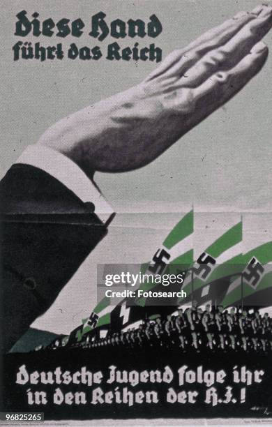 Ces dernières années, les pays germanophones subissent une propagande partisane nazifié qui s’intensifie toujours davantage.

Sur cette affiche de l'AfD, qui fait l'éloge de la famille, on voit un couple formant un toit avec leurs bras en réalisant des saluts hitlériens.

🧵⏬⏬