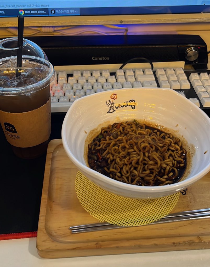 티켓팅 개같이 망했어요🤍
그냥 피방가서 밥먹은 사람 됨 , 🤍