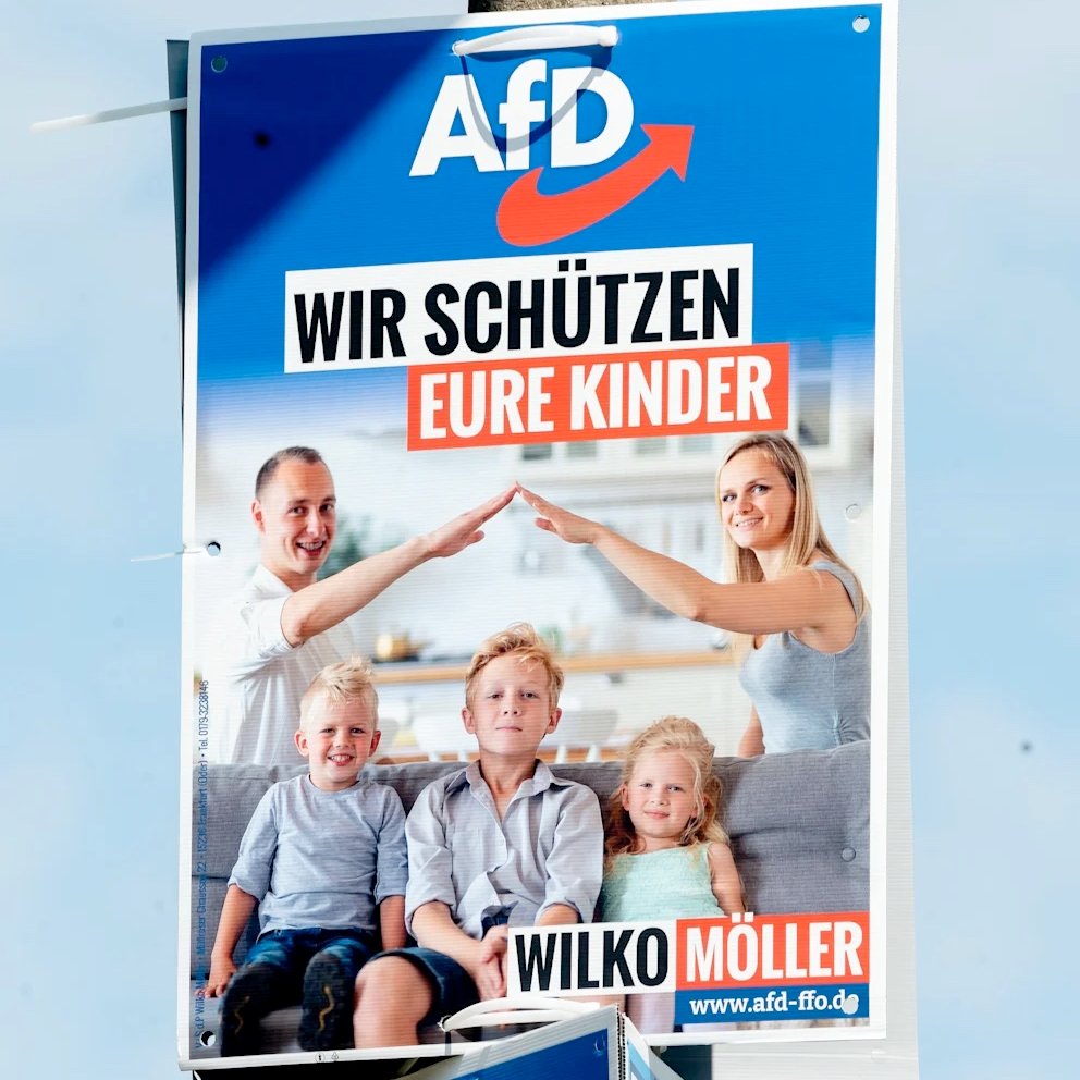 ParreirRicardo's tweet photo. Ces dernières années, les pays germanophones subissent une propagande partisane nazifié qui s’intensifie toujours davantage.

Sur cette affiche de l'AfD, qui fait l'éloge de la famille, on voit un couple formant un toit avec leurs bras en réalisant des saluts hitlériens.

🧵⏬⏬ https://t.co/24DZ0lcHBi