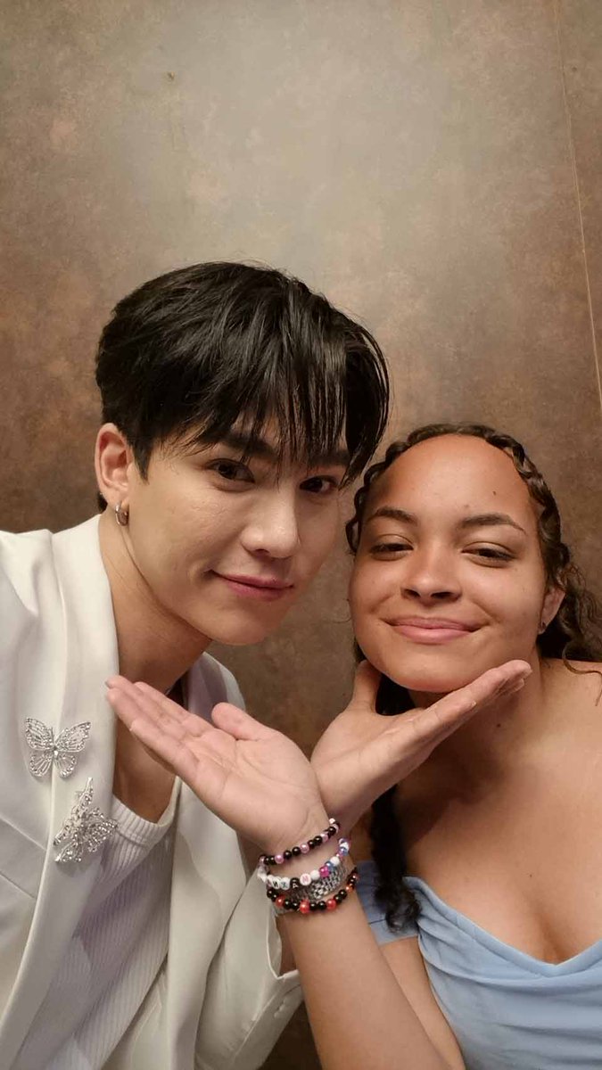 archivemaxnat's tweet photo. Ai sério, eu vou morar nessas fotos pra sempre... o tanto que eu amei esse momento 🥹

Eles são o significado de amor 😭

#TwoWorldsInBrazil #natasiit #MaxNat #mmaxmax #gungunthk #TwoWorldsInBrazilD2 #TwoWorldsFMinBrazil https://t.co/GZS7MG2S7E
