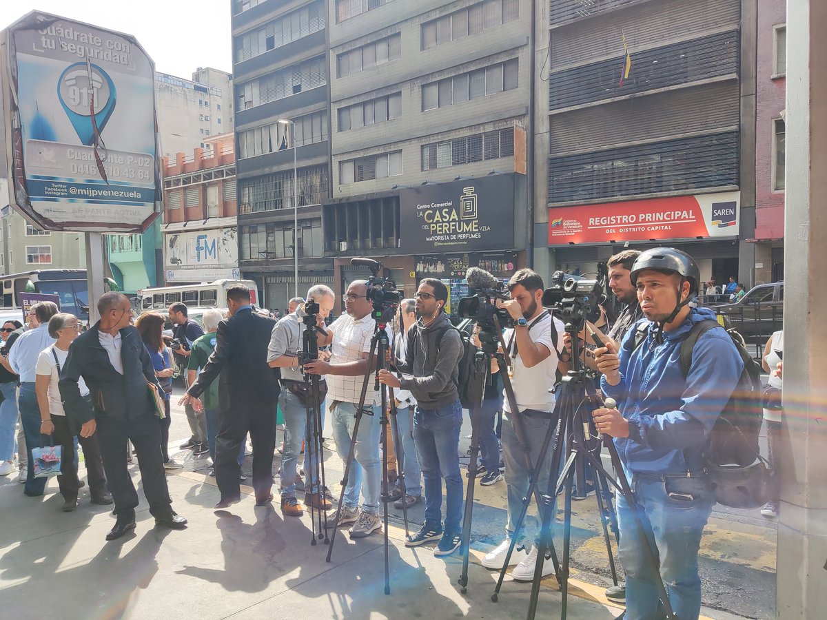 CaracasChron's tweet image. 🫓 Activists and human rights defenders join @oscarfmurillo, general coordinator of @_provea, to the headquarters of the #CICPC.  

Murillo was summoned by this police corp to give statements this Wednesday, November 20, due to an alleged investigation for the commission of a…