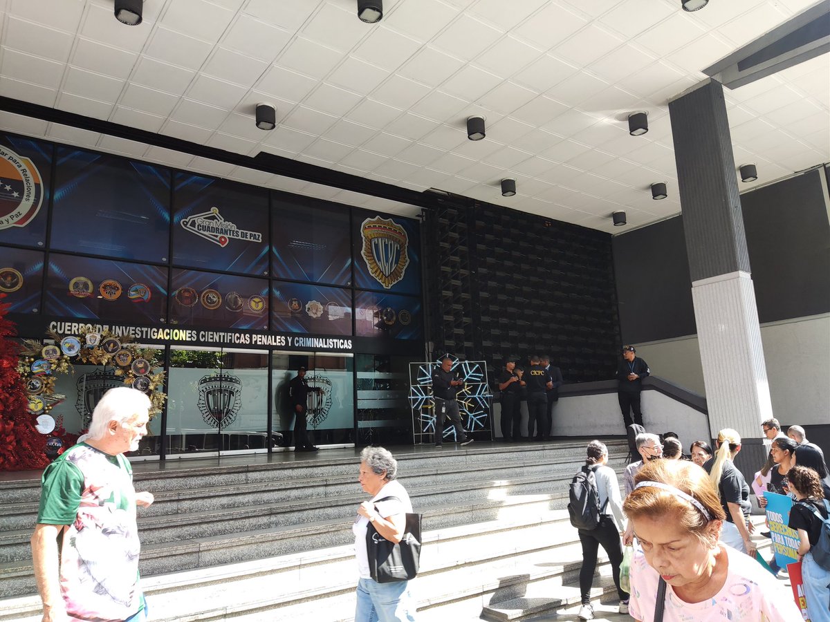 CaracasChron's tweet image. 🫓 Activists and human rights defenders join @oscarfmurillo, general coordinator of @_provea, to the headquarters of the #CICPC.  

Murillo was summoned by this police corp to give statements this Wednesday, November 20, due to an alleged investigation for the commission of a…