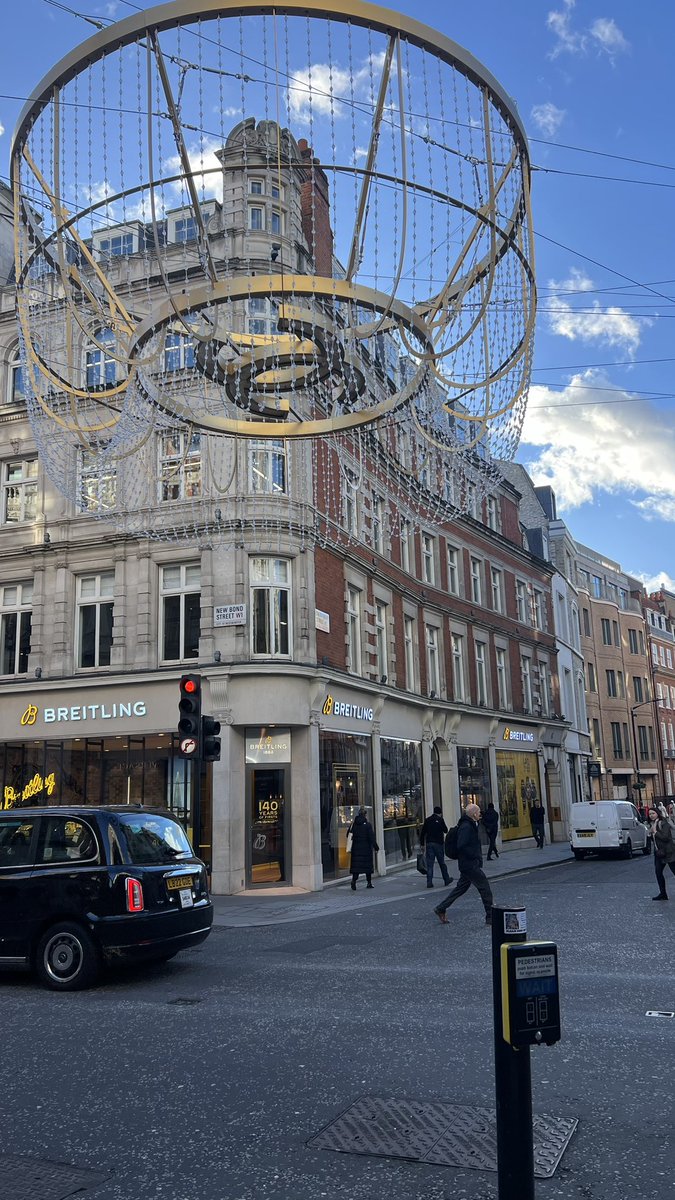 الديــرة اللي :  شوفها ينعـش الروح .! 
لا جيتها ترتـــاح بالحيل " روحـي "  !

من وين ما آسافر ، ومن وين ما آروح ! 
ماغير في ( #لندن ) تشافى جروحي !