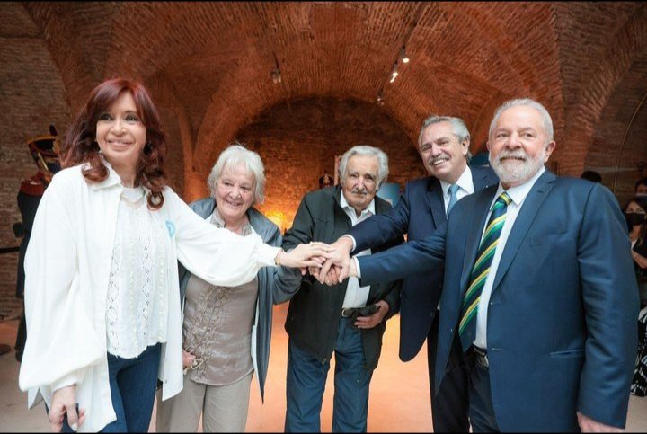 danielaleoni13's tweet photo. Mujica : "Los políticos a los que les gusta mucho la plata son unos miserables".

Son todos amigos tuyos !! https://t.co/yTIgaaBH8C