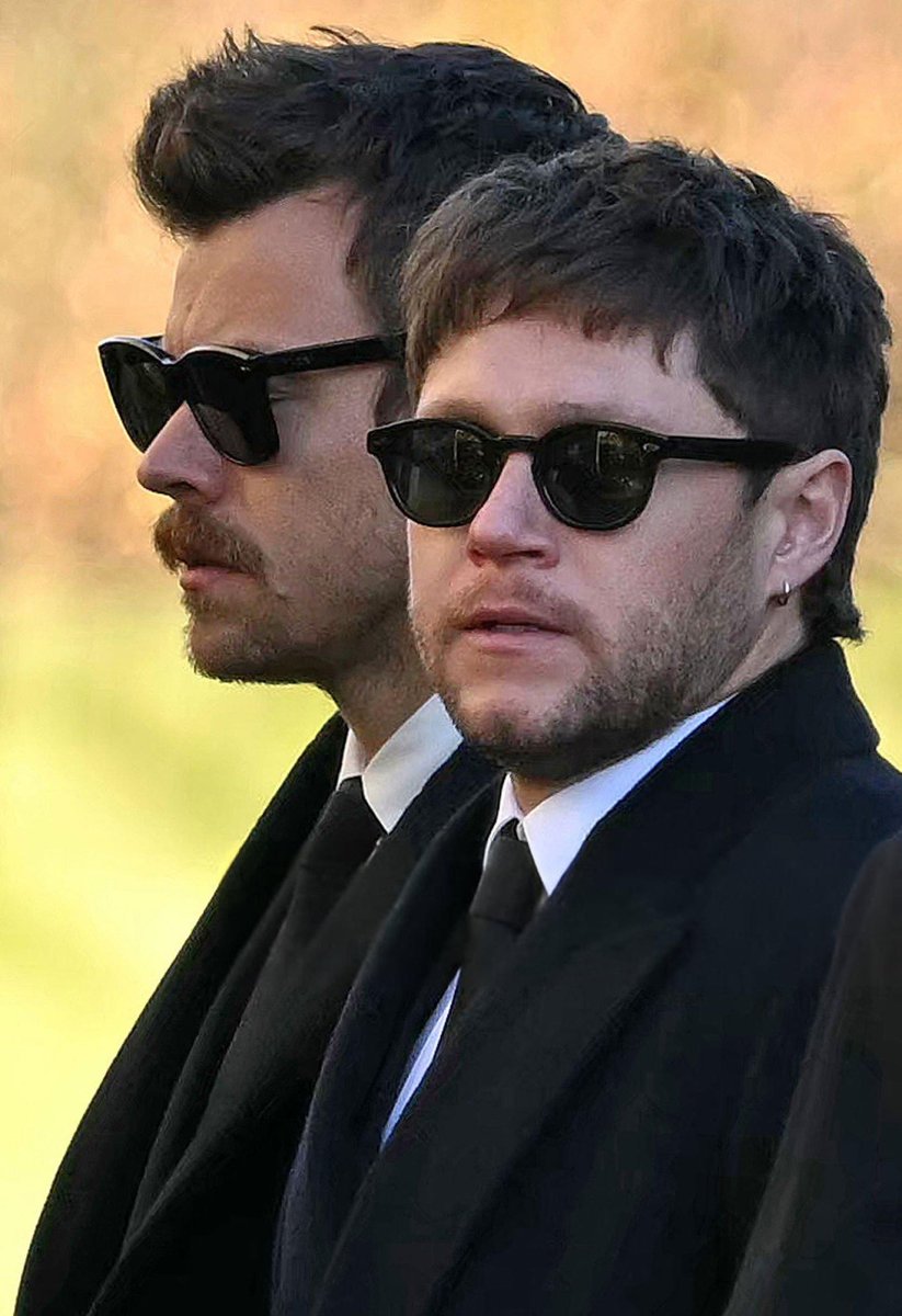 Resumidoinfo's tweet photo. Los One Direction juntos en el funeral de Liam Payne 💔🥺 https://t.co/RyvJ0ItVKY