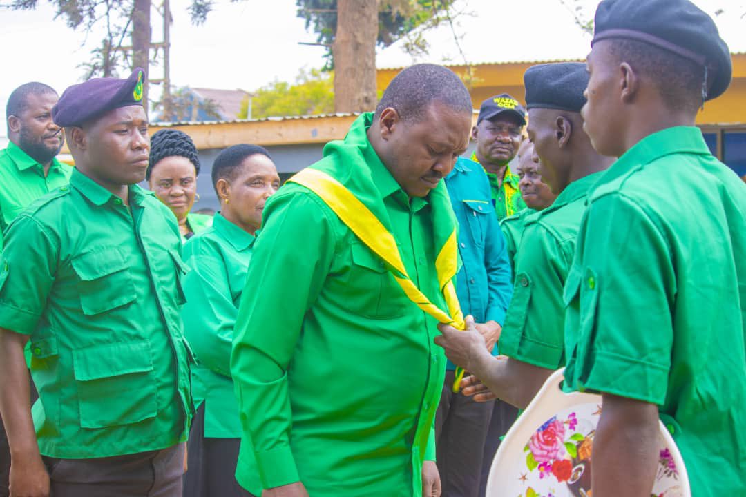 ccm_tanzania's tweet photo. GAVU AWASILI GEITA KUZINDUA KAMPENI ZA UCHAGUZI SERIKALI ZA MITAA

KATIBU wa Halmashauri Kuu(NEC) Oganaisheni na Mjumbe wa Kamati Kuu Issa Gavu amewasili mkoani Geita kwa ajili ya kuzindua rasmi Kampeni za Uchaguzi wa Serikali za Mitaa,Vijiji na Vitongoji unaotarajia kufanyika Novemba 27 mwaka huu.

Gavu amewasili mkoani Geita leo Novemba 20,2025 na baada ya kuwasili amefanya mazungumzo na wajumbe wa Halmashauri Kuu ya Wilaya ya Geita kabla ya kuelekea katika uzinduzi wa kampeni za uchaguzi huo zitakazofanyika katika Viwanja vya Shilabela Geita Mjini.
