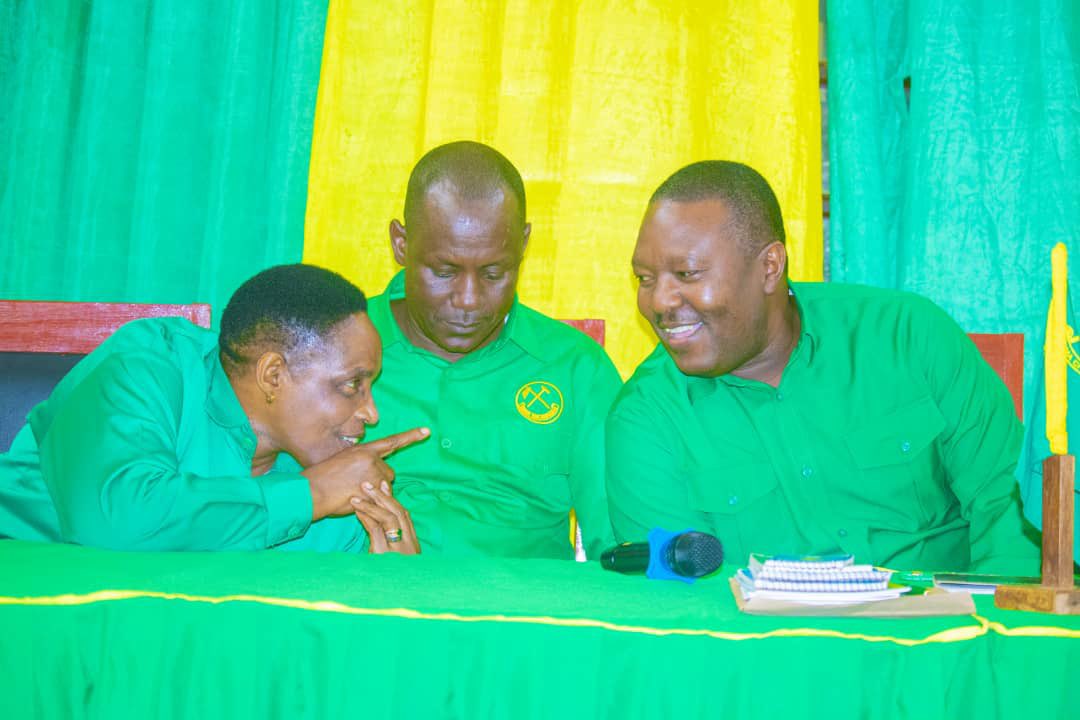 ccm_tanzania's tweet photo. GAVU AWASILI GEITA KUZINDUA KAMPENI ZA UCHAGUZI SERIKALI ZA MITAA

KATIBU wa Halmashauri Kuu(NEC) Oganaisheni na Mjumbe wa Kamati Kuu Issa Gavu amewasili mkoani Geita kwa ajili ya kuzindua rasmi Kampeni za Uchaguzi wa Serikali za Mitaa,Vijiji na Vitongoji unaotarajia kufanyika Novemba 27 mwaka huu.

Gavu amewasili mkoani Geita leo Novemba 20,2025 na baada ya kuwasili amefanya mazungumzo na wajumbe wa Halmashauri Kuu ya Wilaya ya Geita kabla ya kuelekea katika uzinduzi wa kampeni za uchaguzi huo zitakazofanyika katika Viwanja vya Shilabela Geita Mjini.
