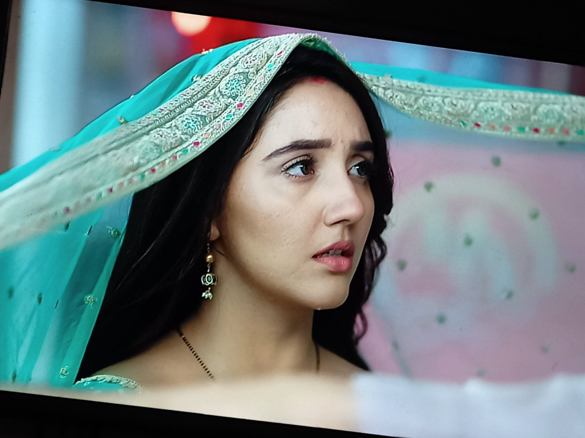 ATSkolkatafc's tweet image. The trust n huge respect for Teerth r totally reflecting through her eyes as he saved her at the most correct time.He saved his wife🫶Suman must have been surprised to see that she's a loyal and a caring husband standing by her
#AshnoorKaur @ashnoorkaur03 #SumanIndori #Sumerth