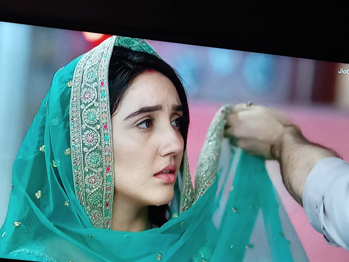 ATSkolkatafc's tweet image. The trust n huge respect for Teerth r totally reflecting through her eyes as he saved her at the most correct time.He saved his wife🫶Suman must have been surprised to see that she's a loyal and a caring husband standing by her
#AshnoorKaur @ashnoorkaur03 #SumanIndori #Sumerth