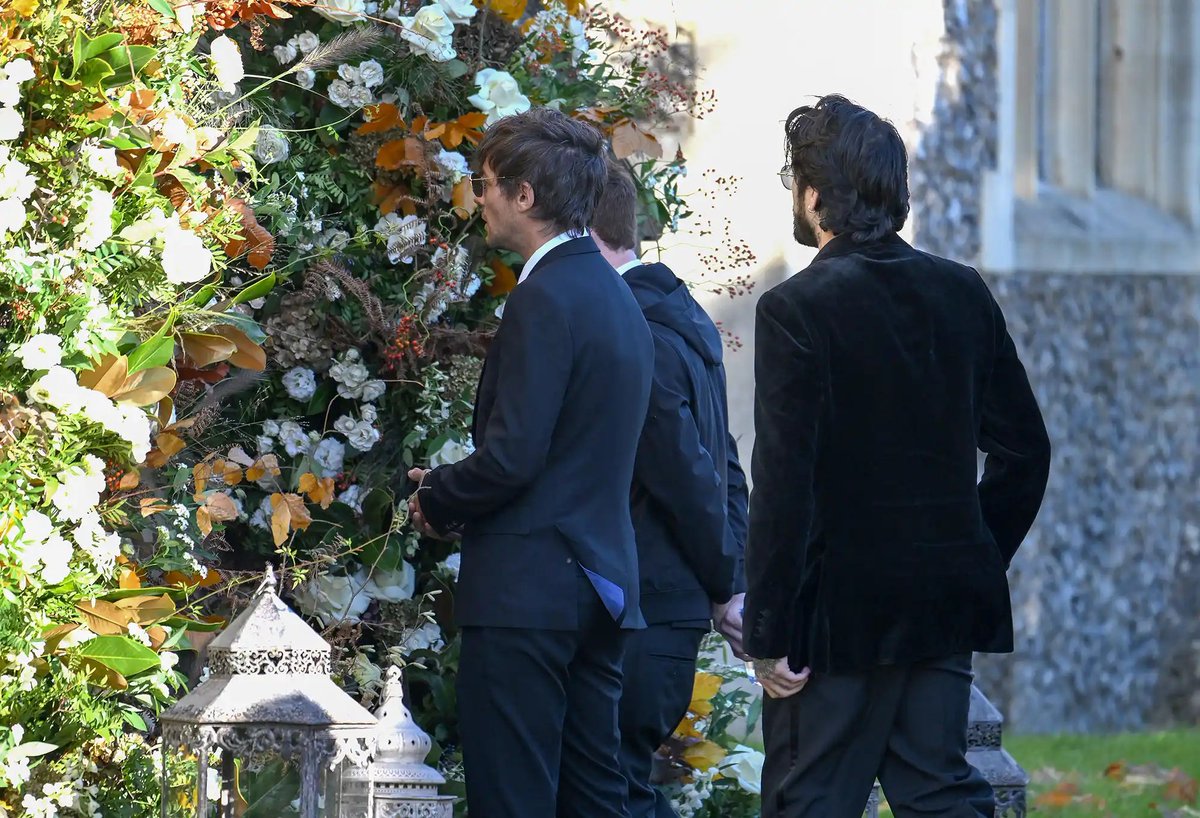 Resumidoinfo's tweet photo. Los One Direction juntos en el funeral de Liam Payne 💔🥺 https://t.co/RyvJ0ItVKY