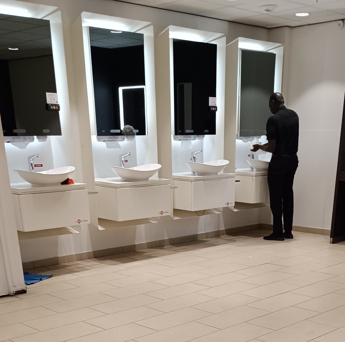 Shima972's tweet photo. A #gdn tu payes 1€ les toilettes femmes et il n'y a un passage d'hommes... Un autre  vient de s'enfermer dans les toilettes du fond avec son café... Comme dirait Pépin : bref https://t.co/q2EdHIQ6HP