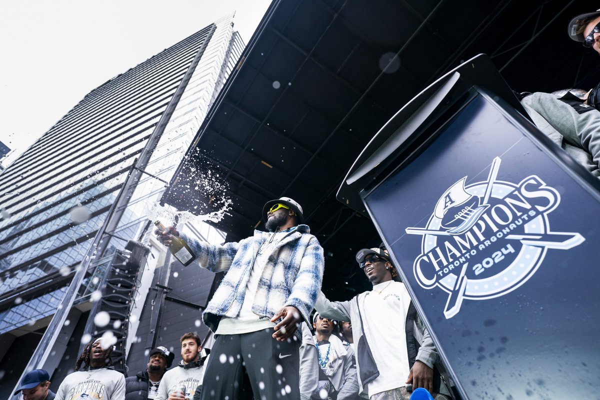 SincerelyTDF's tweet image. It’s a parade inside my city, yeah