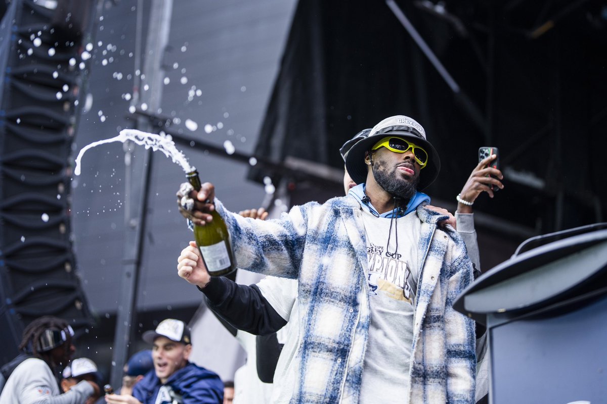 SincerelyTDF's tweet image. It’s a parade inside my city, yeah